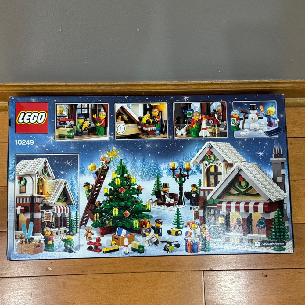 NEW LEGO Creator Holiday Toy Shop with Green and White Accents - Picture 5 of 5
